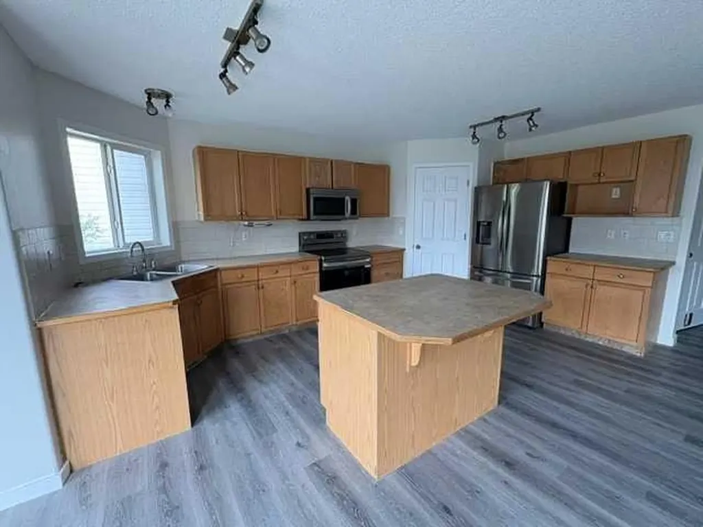 531 Stonegate Road NW Airdrie AB T4B 2Z9