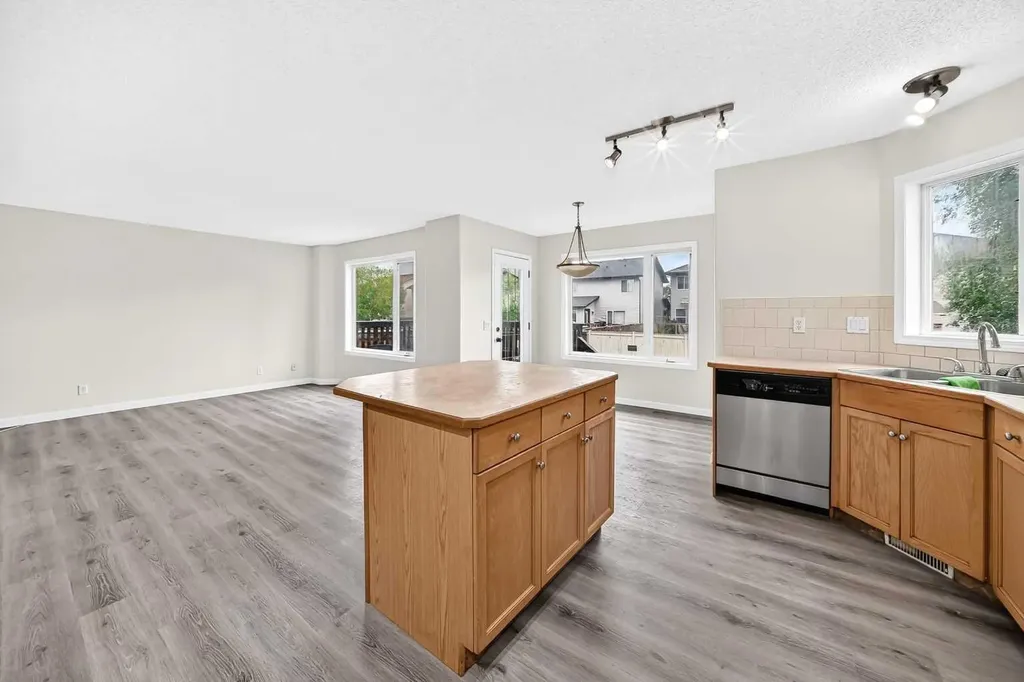 531 Stonegate Road NW Airdrie AB T4B 2Z9