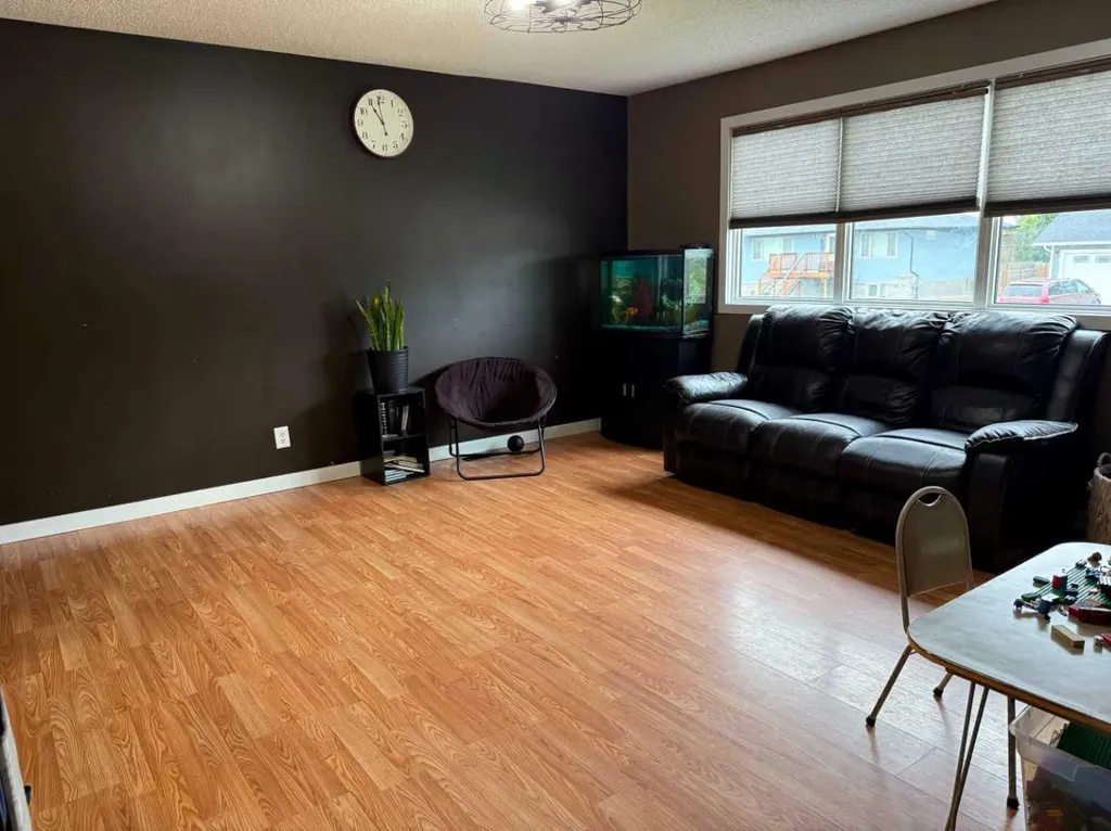 302 5 Avenue W Burdett AB T0K0J0