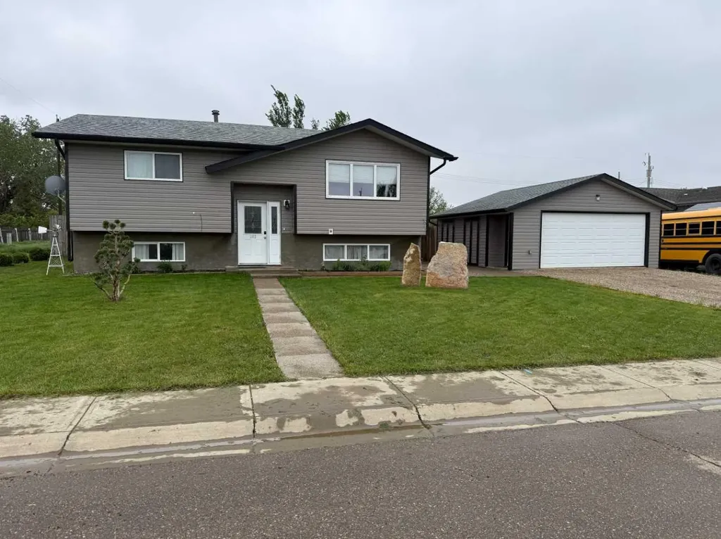 302 5 Avenue W Burdett AB T0K0J0