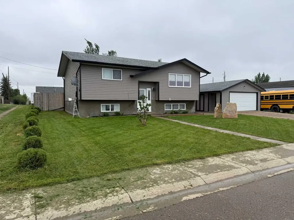 302 5 Avenue W Burdett AB T0K0J0