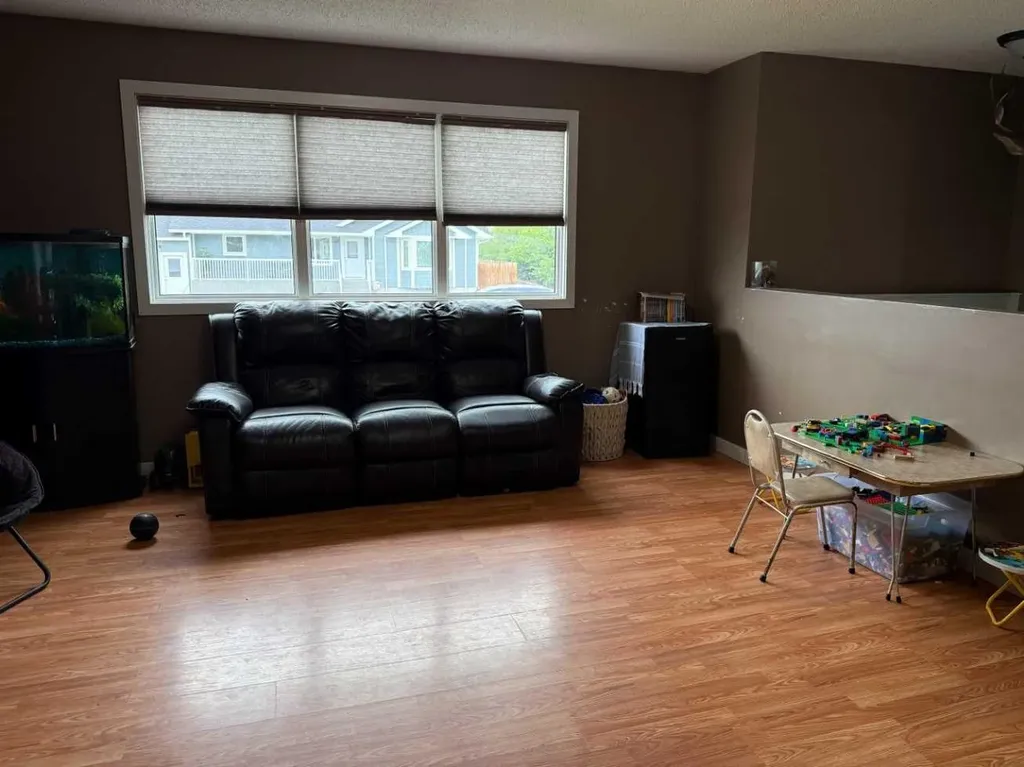 302 5 Avenue W Burdett AB T0K0J0