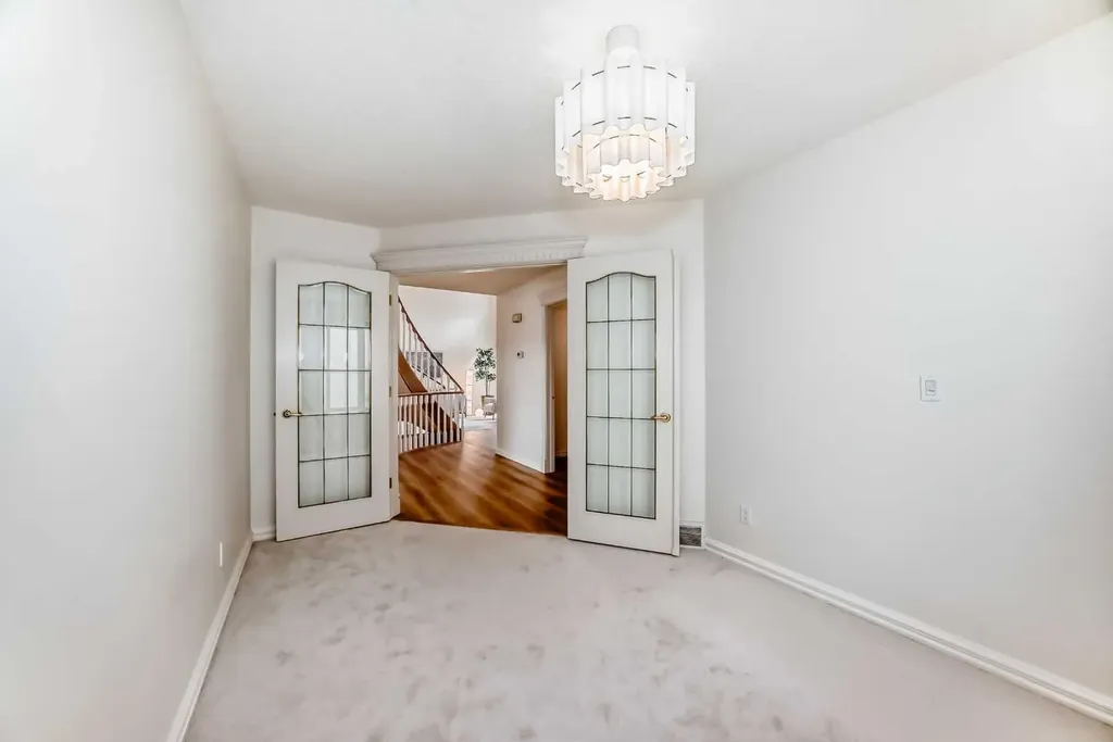 78 Scimitar View NW Calgary AB T3L 2B5