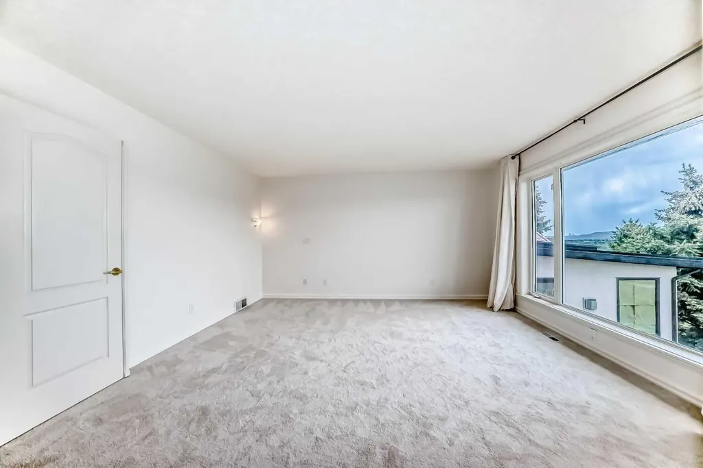 78 Scimitar View NW Calgary AB T3L 2B5