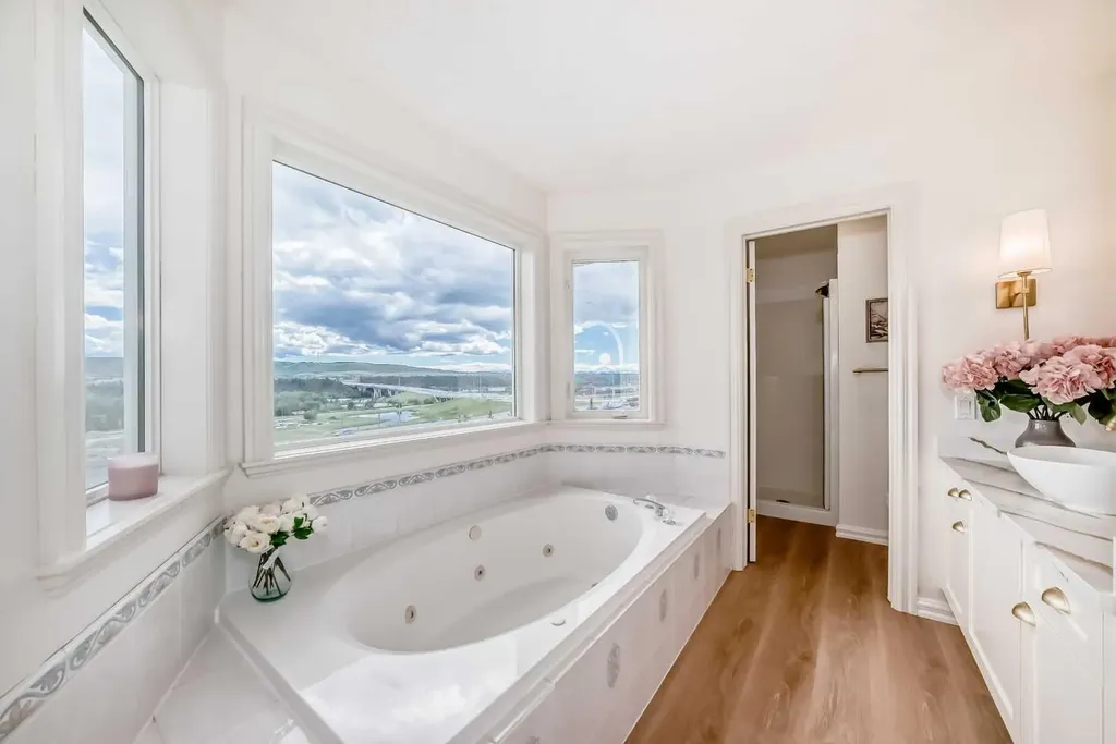 78 Scimitar View NW Calgary AB T3L 2B5