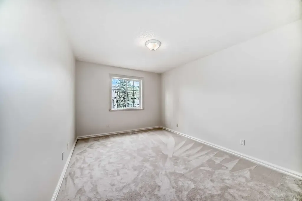 78 Scimitar View NW Calgary AB T3L 2B5