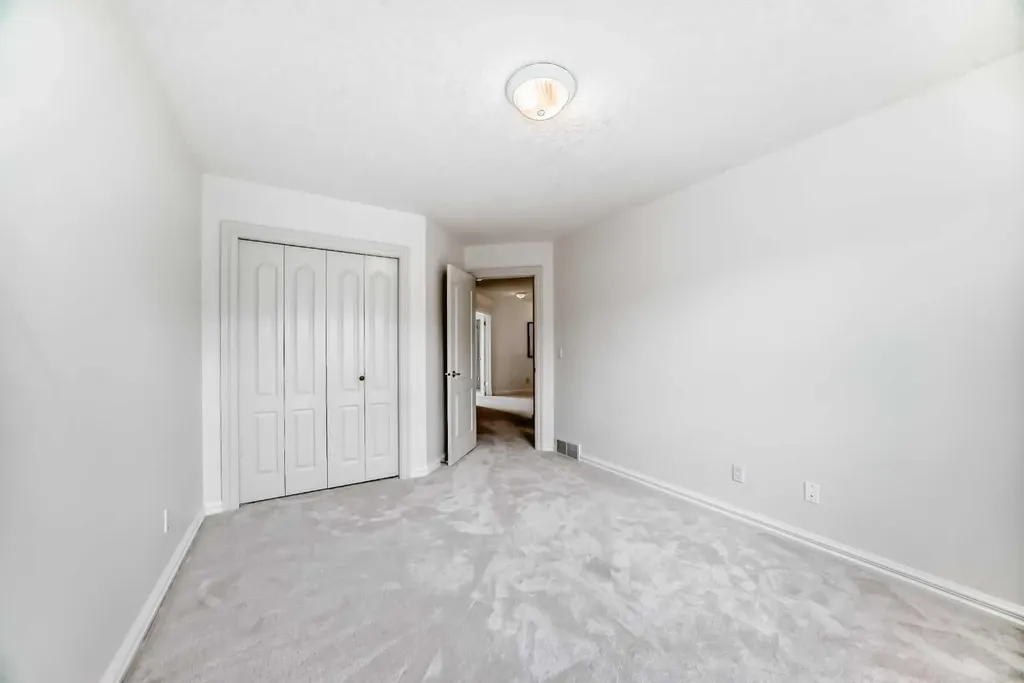 78 Scimitar View NW Calgary AB T3L 2B5