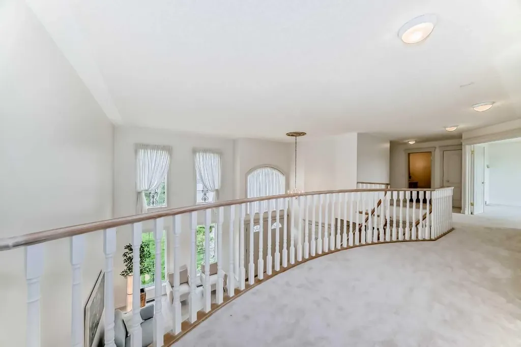 78 Scimitar View NW Calgary AB T3L 2B5