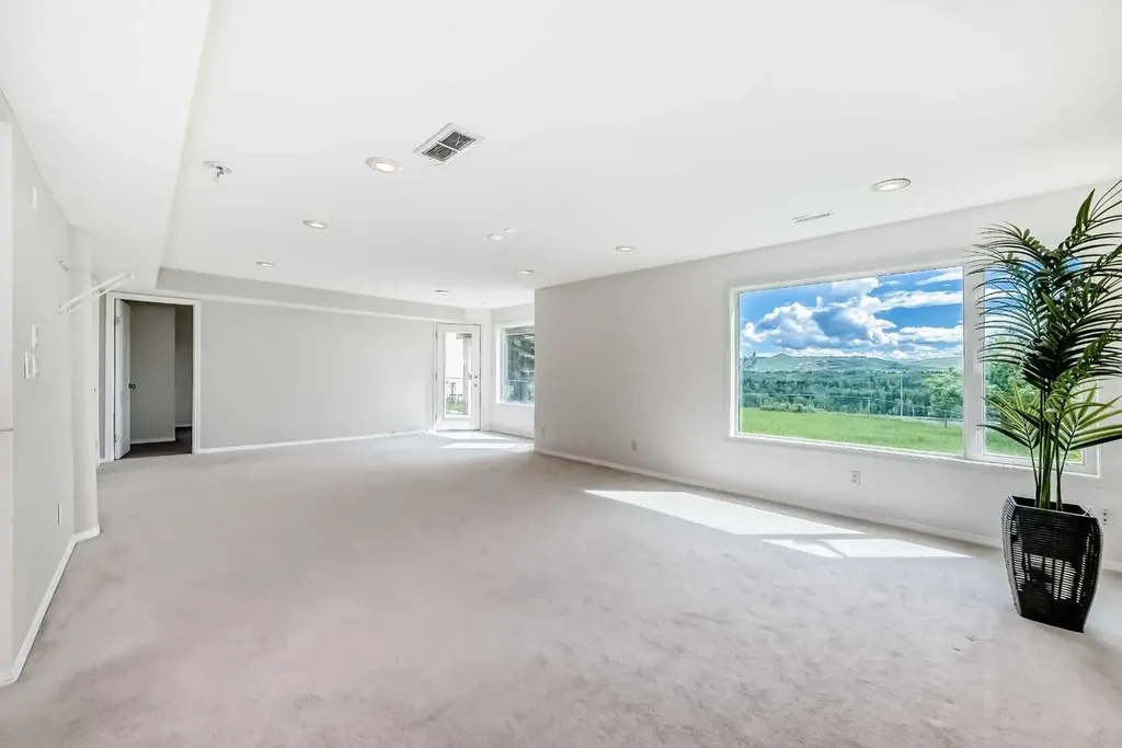 78 Scimitar View NW Calgary AB T3L 2B5