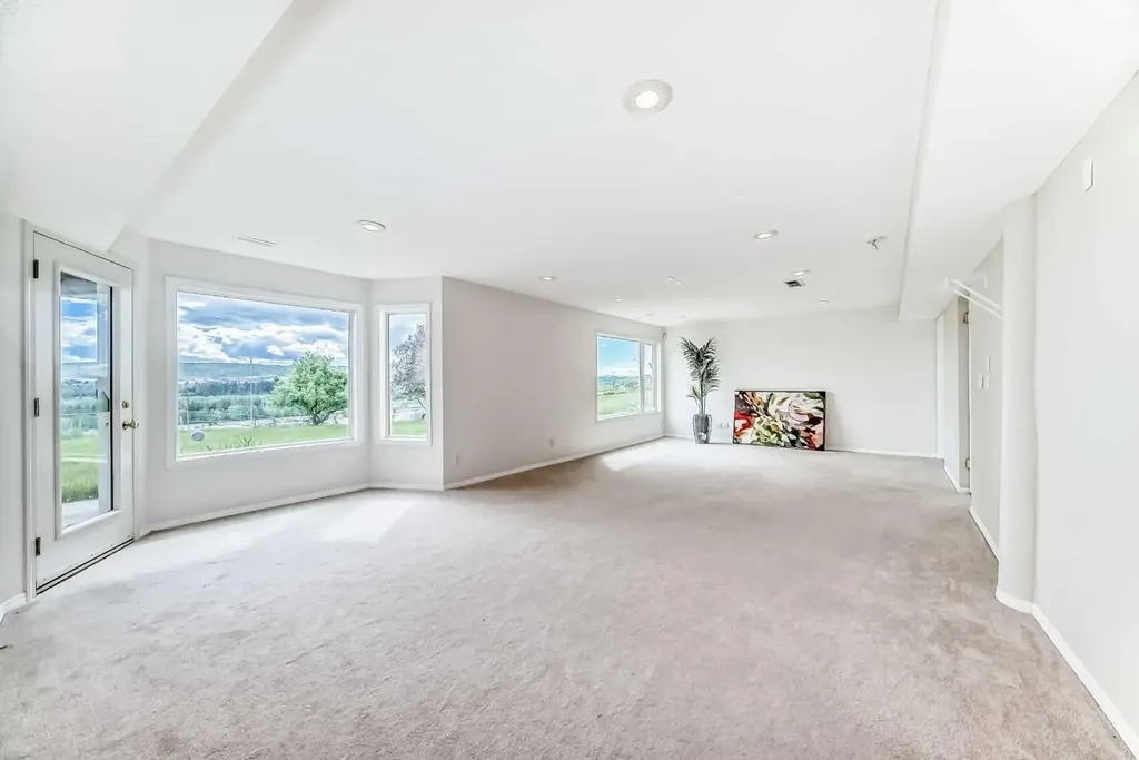 78 Scimitar View NW Calgary AB T3L 2B5