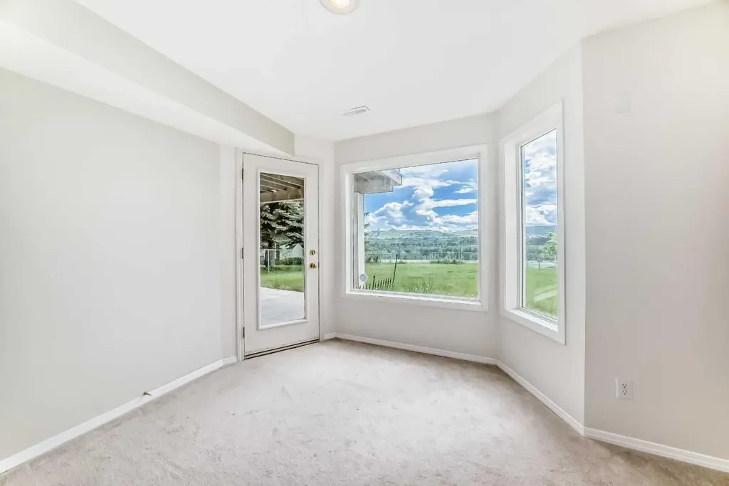 78 Scimitar View NW Calgary AB T3L 2B5