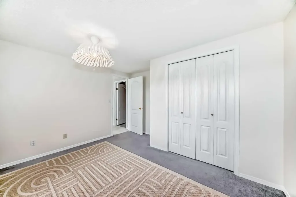 78 Scimitar View NW Calgary AB T3L 2B5