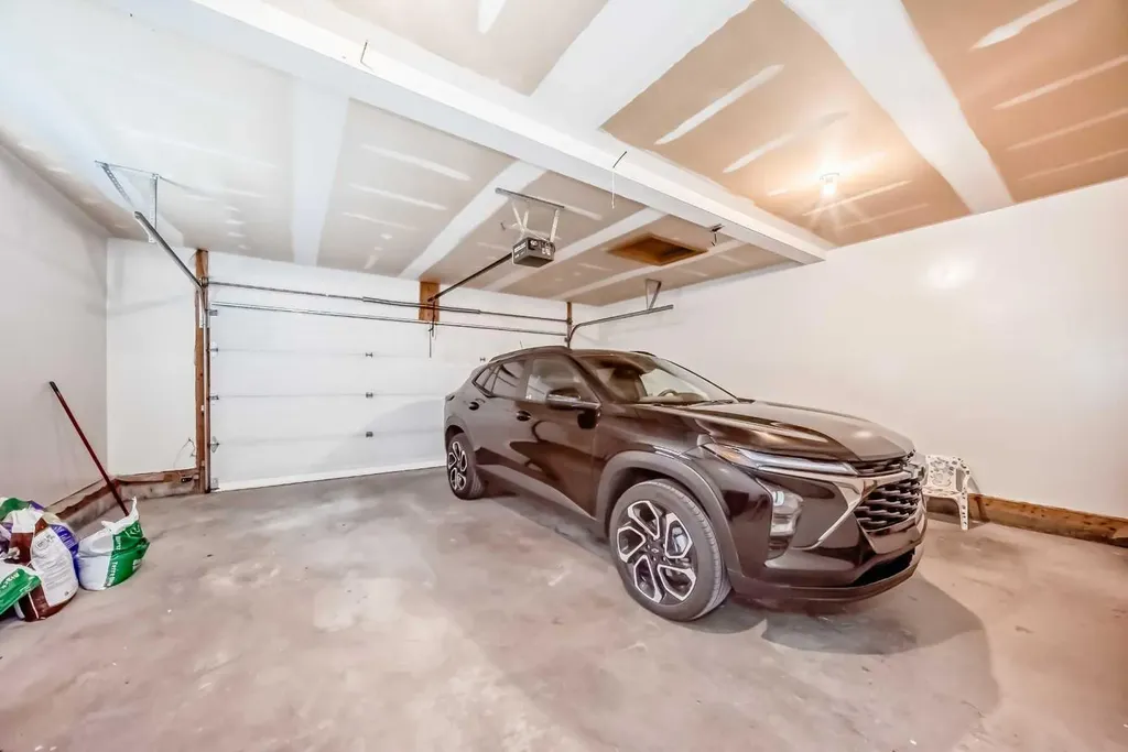 78 Scimitar View NW Calgary AB T3L 2B5
