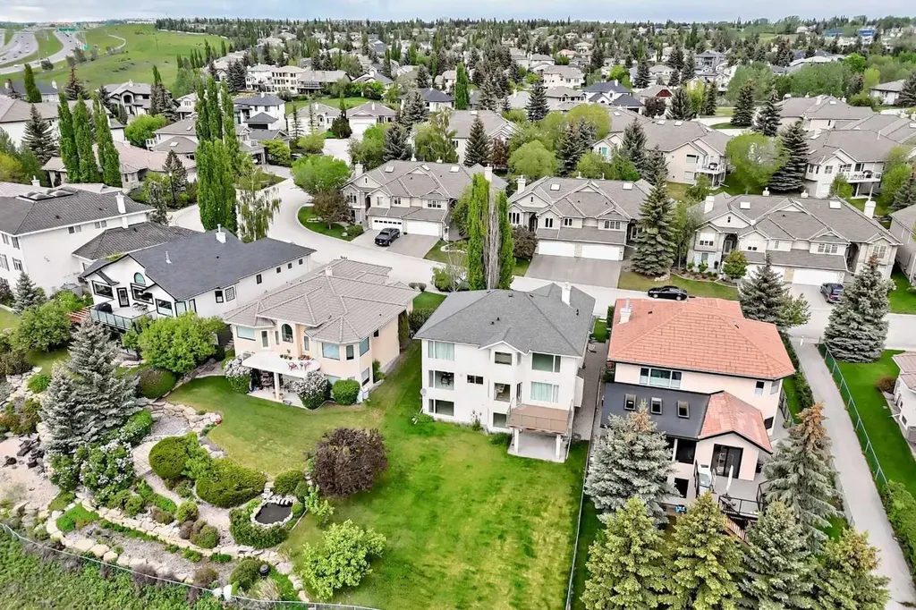 78 Scimitar View NW Calgary AB T3L 2B5
