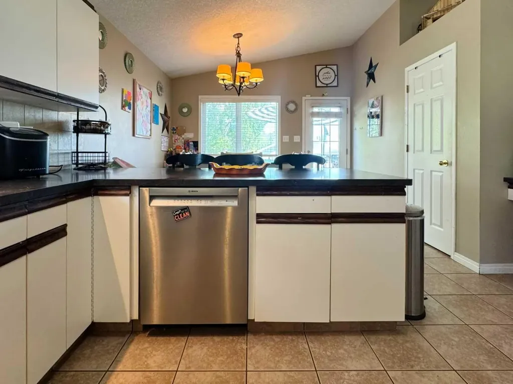 93 Heritage Crescent W Lethbridge AB T1K 6X2