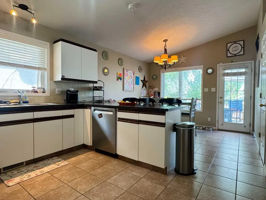 93 Heritage Crescent W Lethbridge AB T1K 6X2