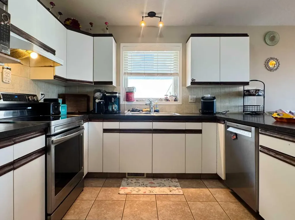 93 Heritage Crescent W Lethbridge AB T1K 6X2