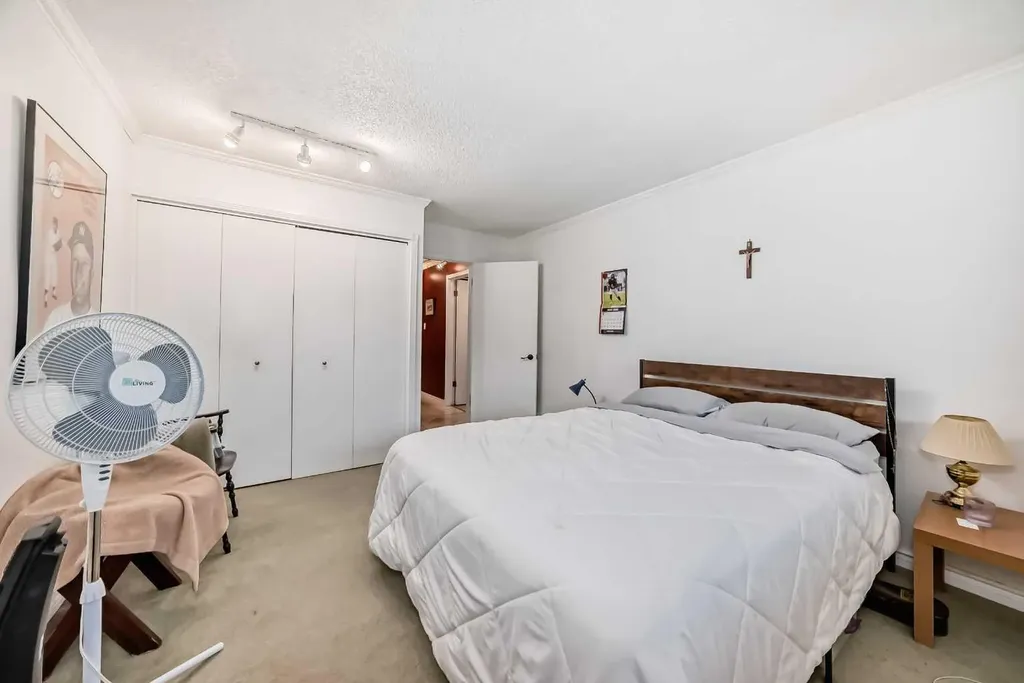 1305 Glenmore Trail Calgary AB T2V 4Y8