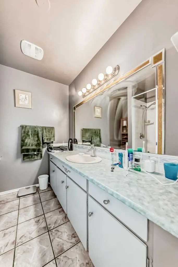 1305 Glenmore Trail Calgary AB T2V 4Y8