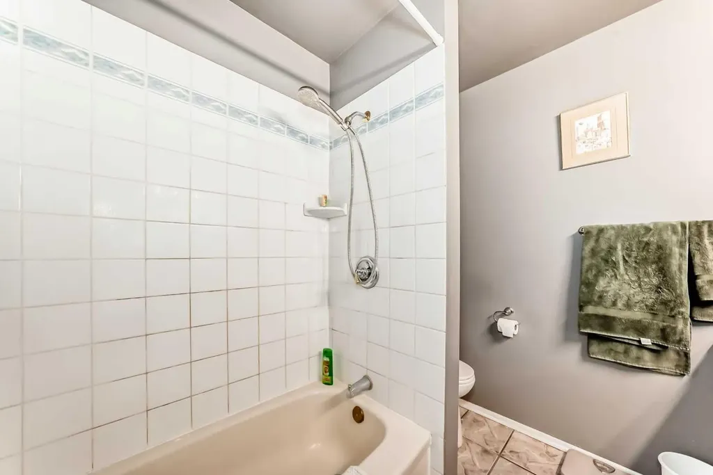 1305 Glenmore Trail Calgary AB T2V 4Y8
