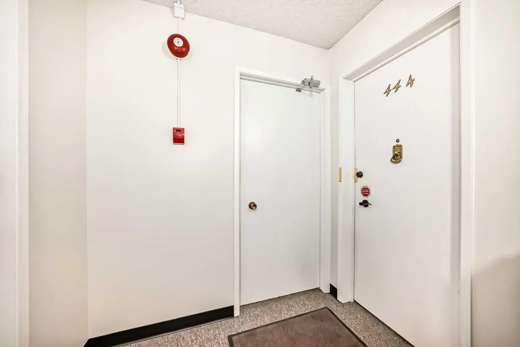 1305 Glenmore Trail Calgary AB T2V 4Y8