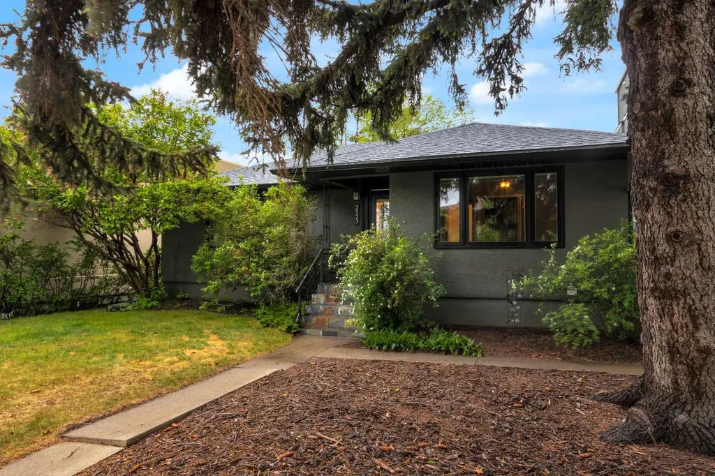 2523 19a Street SW Calgary AB T2T 4Z1