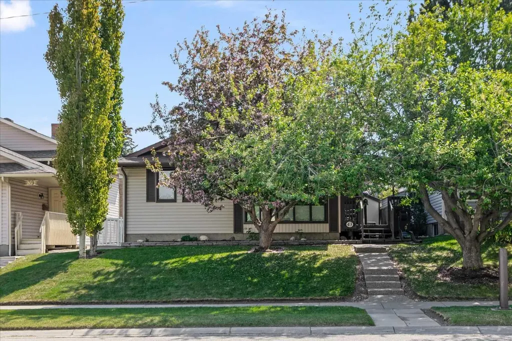 43 Scenic Acres Drive NW Calgary AB T3L 1A2