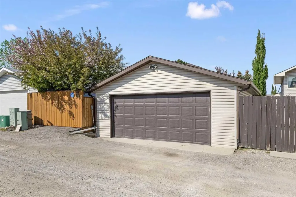 43 Scenic Acres Drive NW Calgary AB T3L 1A2