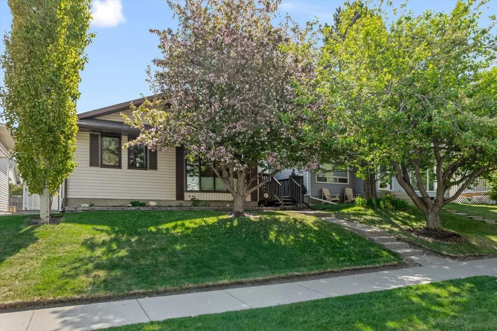 43 Scenic Acres Drive NW Calgary AB T3L 1A2
