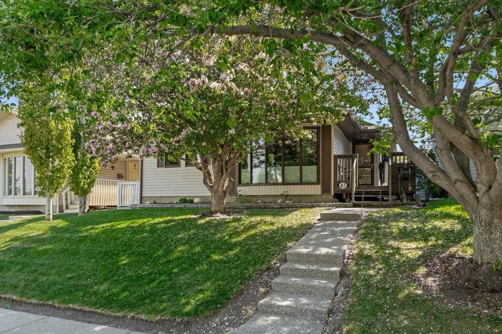 43 Scenic Acres Drive NW Calgary AB T3L 1A2