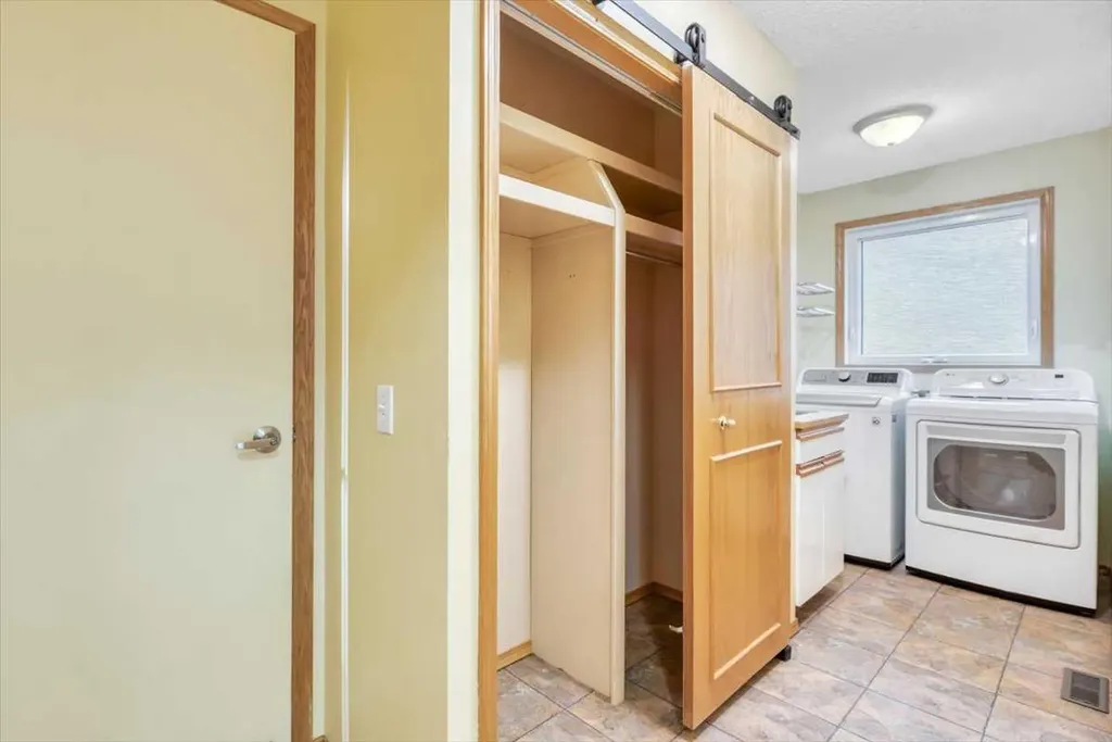 231 Mt Victoria Place SE Calgary AB T2Z 1P4