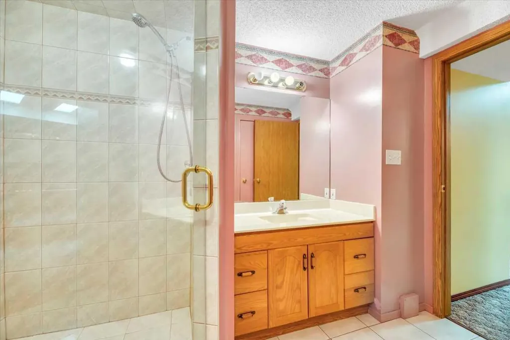 231 Mt Victoria Place SE Calgary AB T2Z 1P4