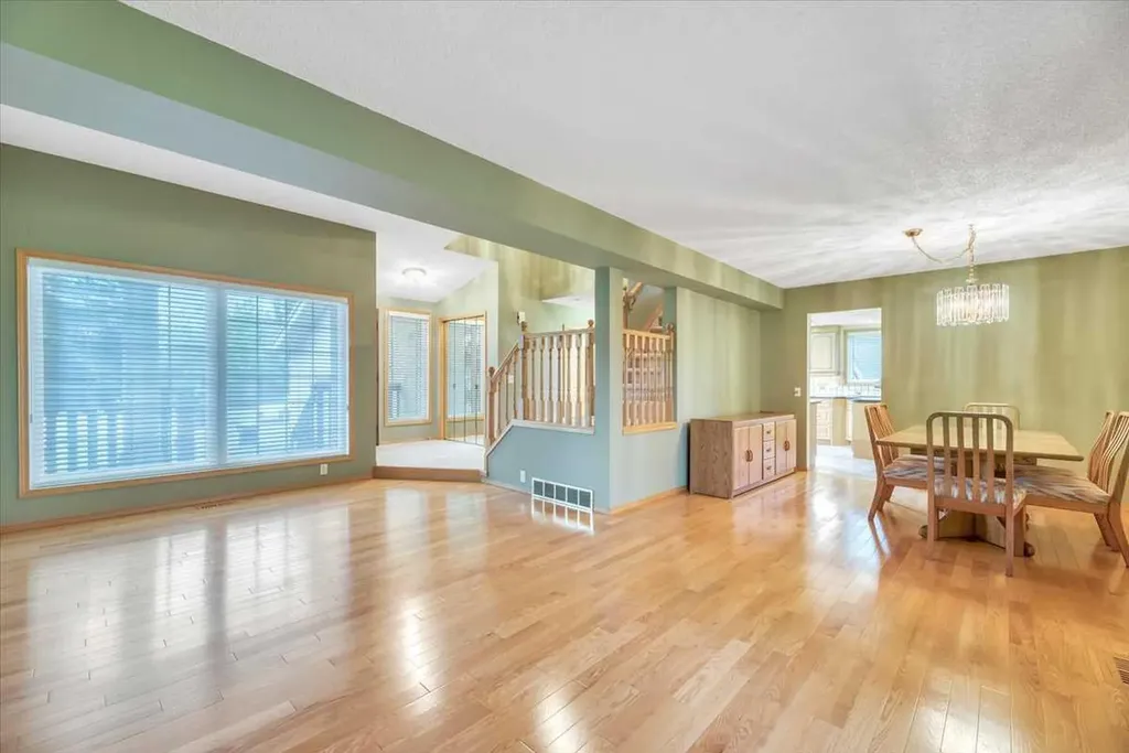 231 Mt Victoria Place SE Calgary AB T2Z 1P4