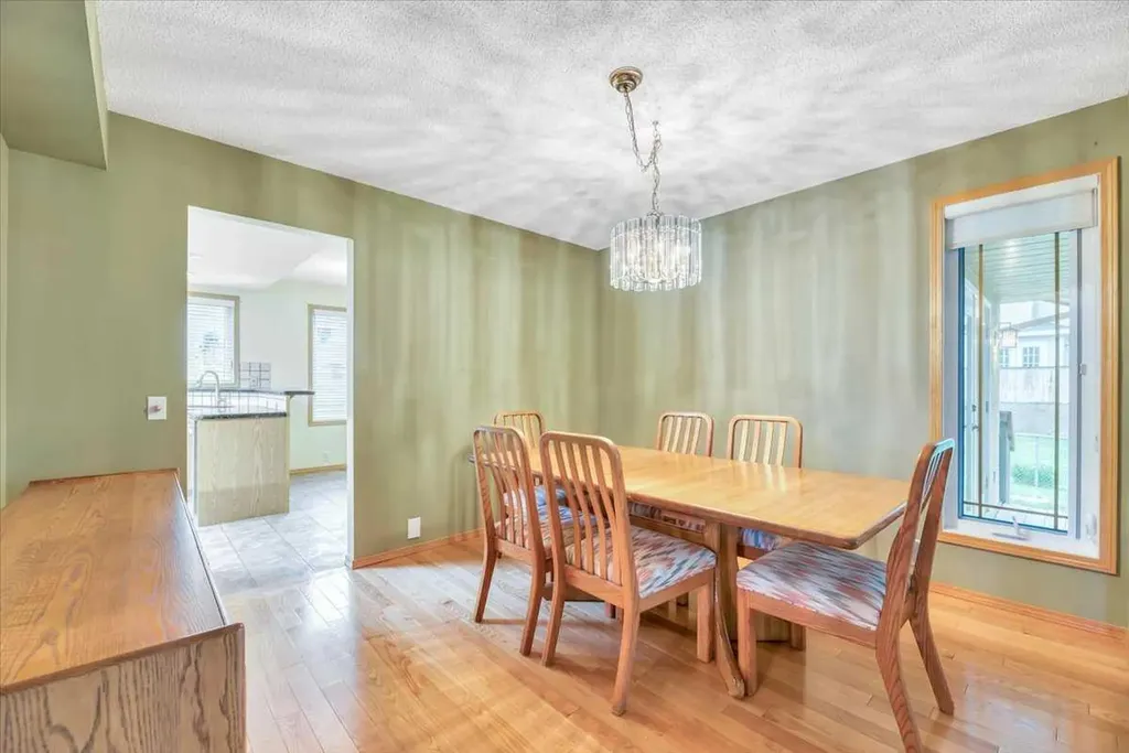 231 Mt Victoria Place SE Calgary AB T2Z 1P4