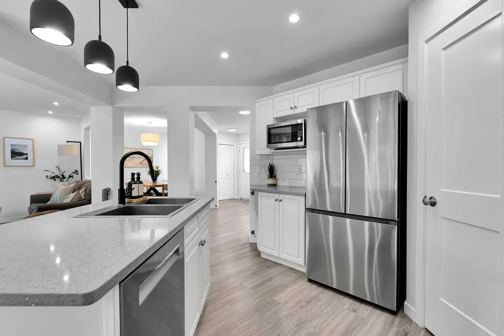 272 Douglas Glen Boulevard SE Calgary AB T2Z 3M8