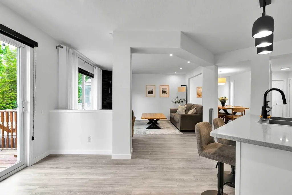 272 Douglas Glen Boulevard SE Calgary AB T2Z 3M8