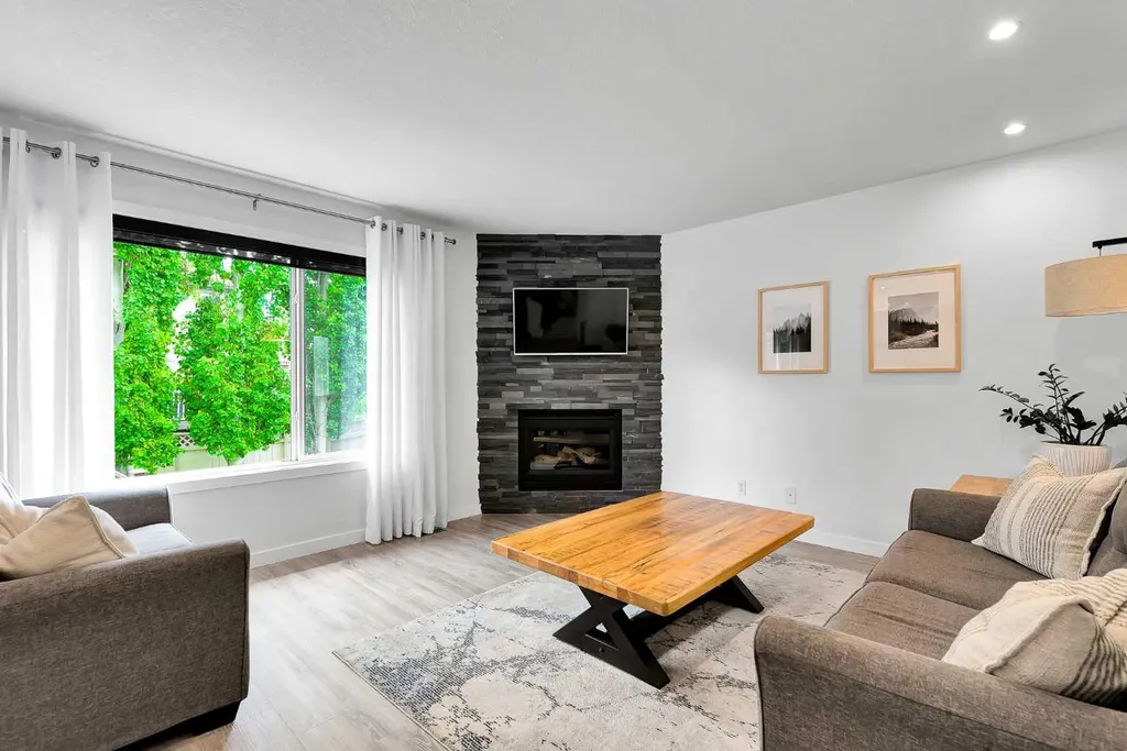 272 Douglas Glen Boulevard SE Calgary AB T2Z 3M8