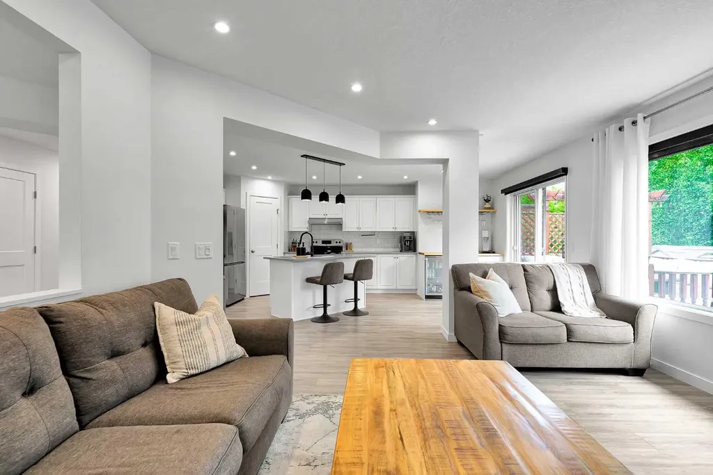 272 Douglas Glen Boulevard SE Calgary AB T2Z 3M8