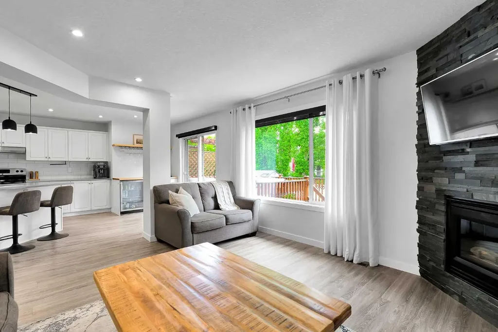 272 Douglas Glen Boulevard SE Calgary AB T2Z 3M8