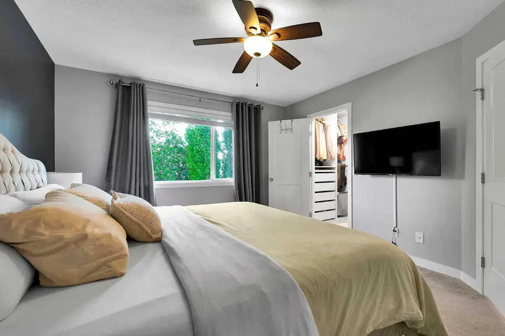 272 Douglas Glen Boulevard SE Calgary AB T2Z 3M8