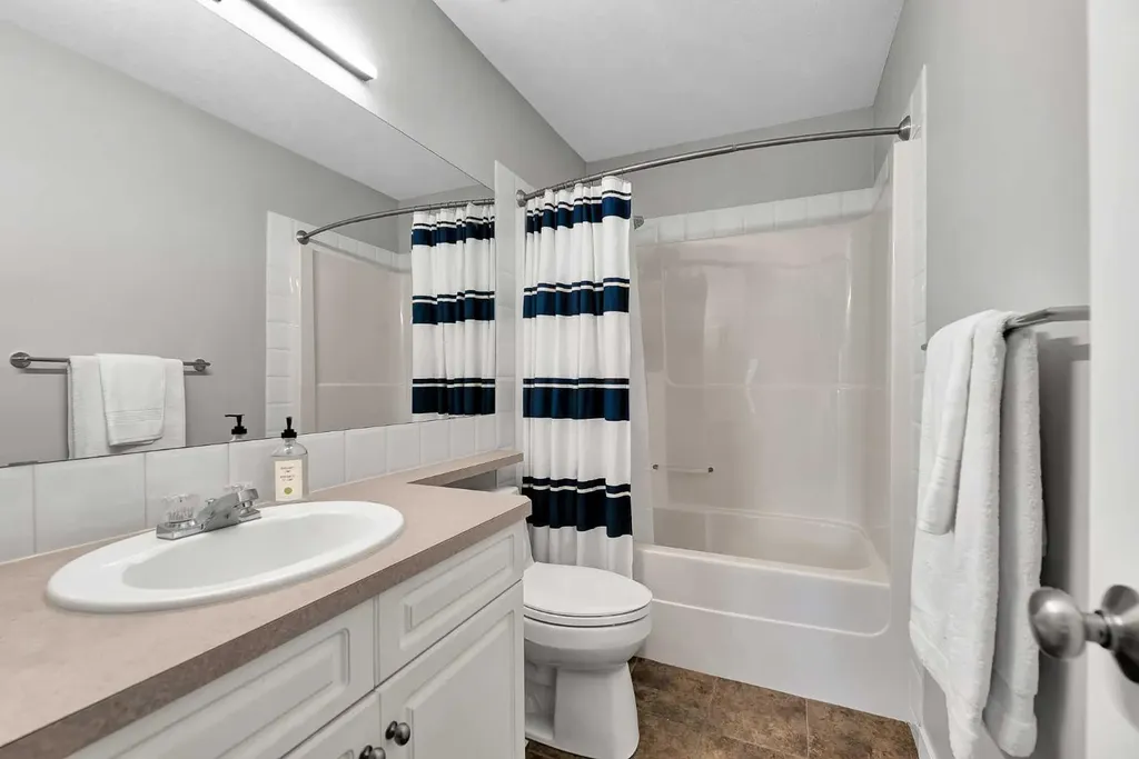 272 Douglas Glen Boulevard SE Calgary AB T2Z 3M8