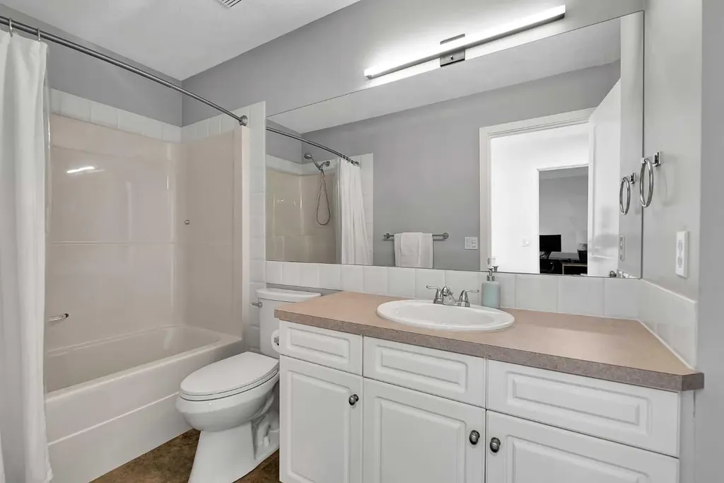 272 Douglas Glen Boulevard SE Calgary AB T2Z 3M8