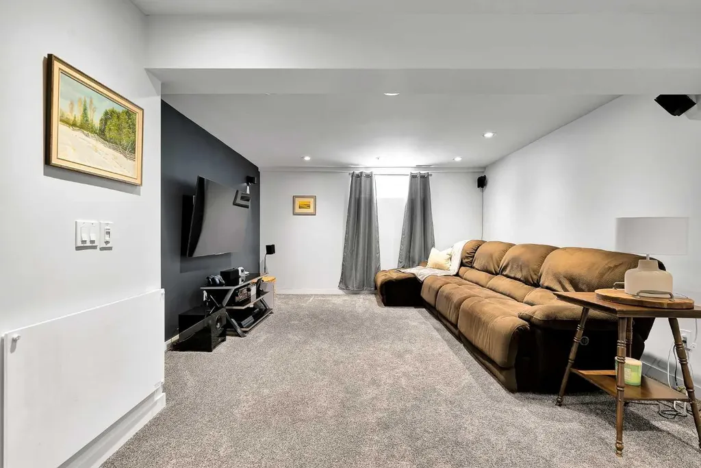 272 Douglas Glen Boulevard SE Calgary AB T2Z 3M8