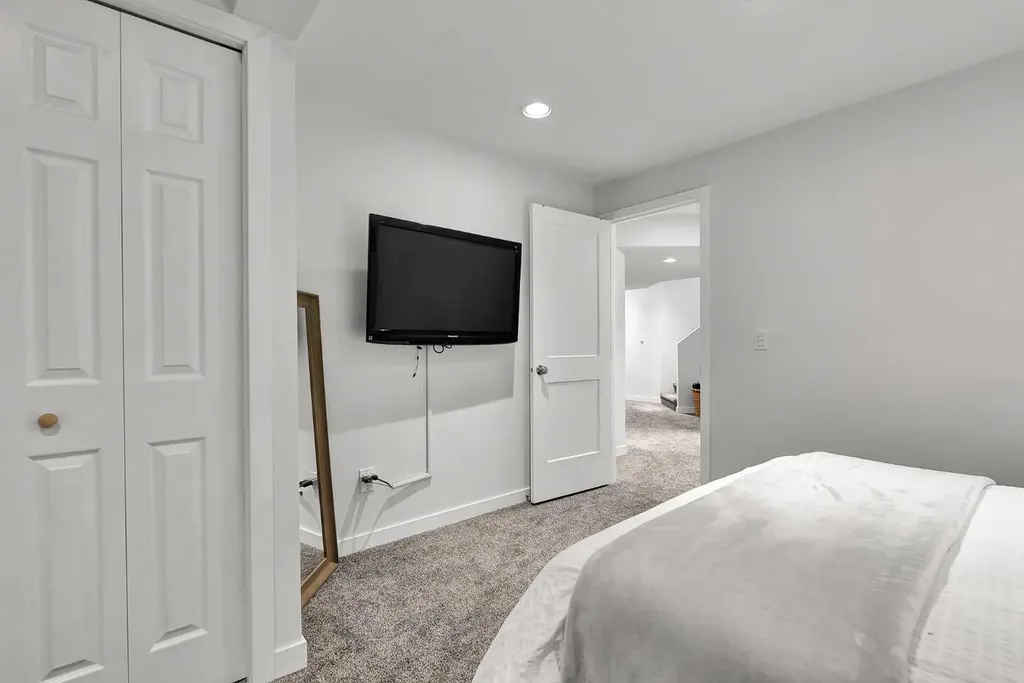 272 Douglas Glen Boulevard SE Calgary AB T2Z 3M8
