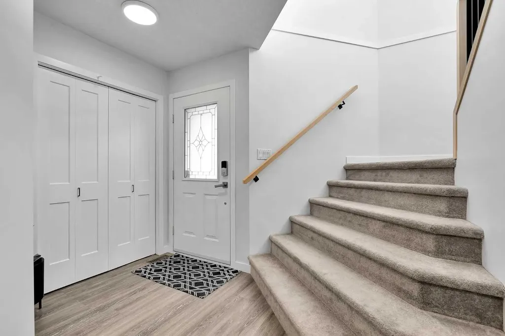 272 Douglas Glen Boulevard SE Calgary AB T2Z 3M8