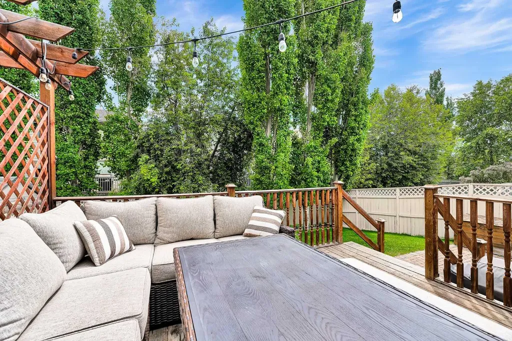 272 Douglas Glen Boulevard SE Calgary AB T2Z 3M8
