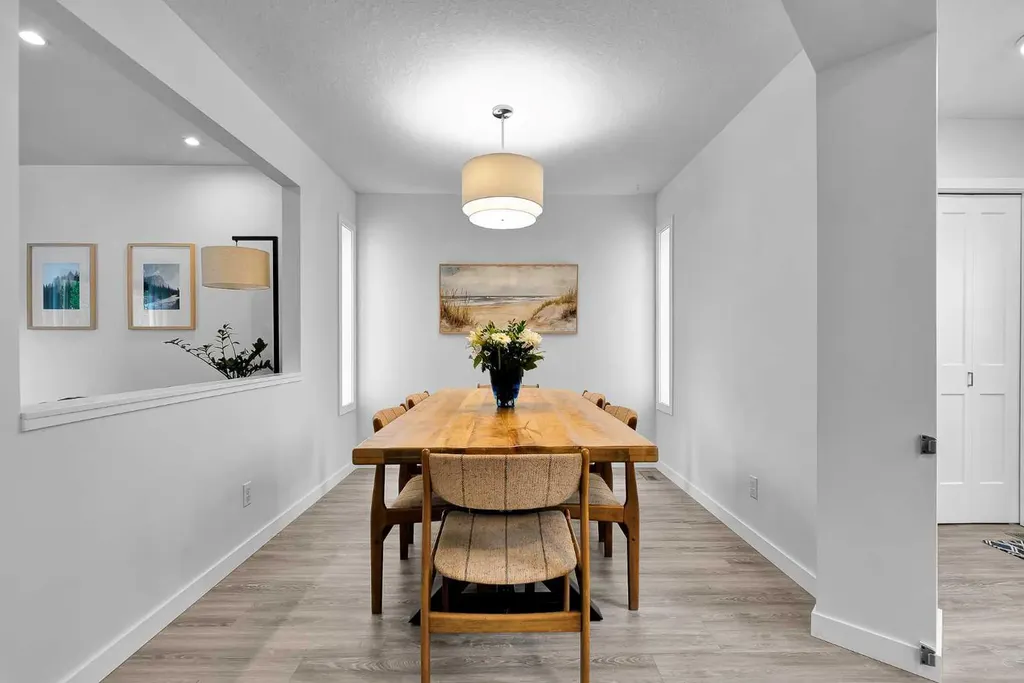 272 Douglas Glen Boulevard SE Calgary AB T2Z 3M8