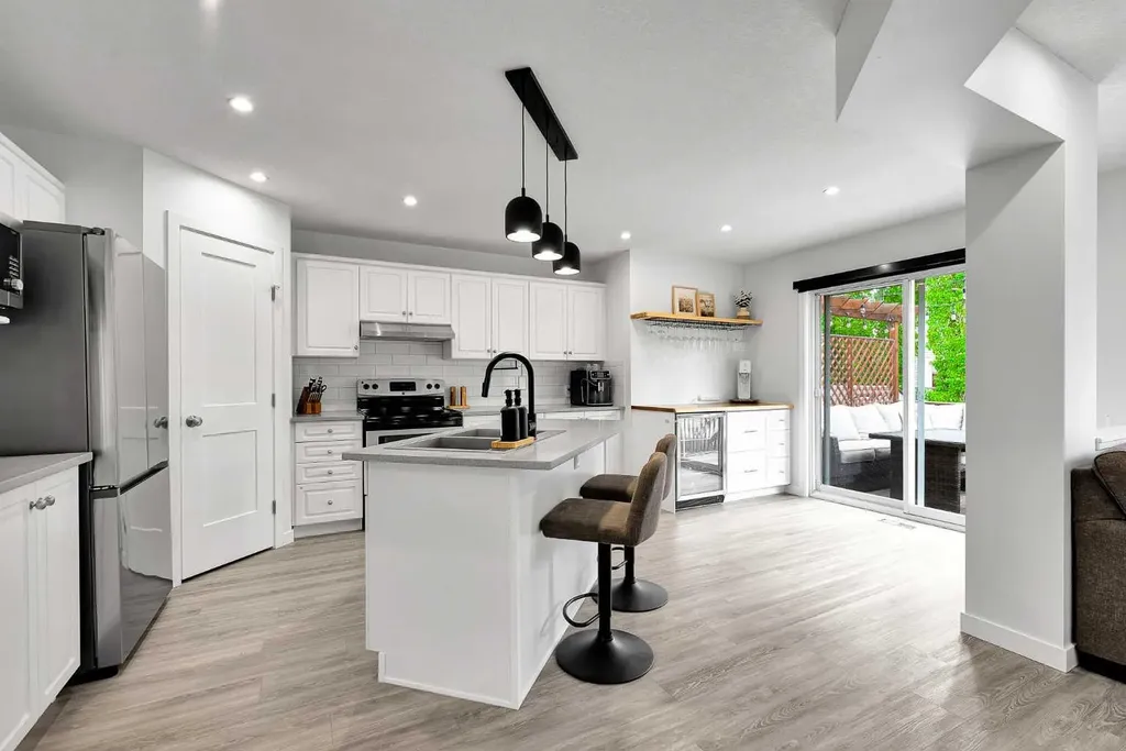 272 Douglas Glen Boulevard SE Calgary AB T2Z 3M8