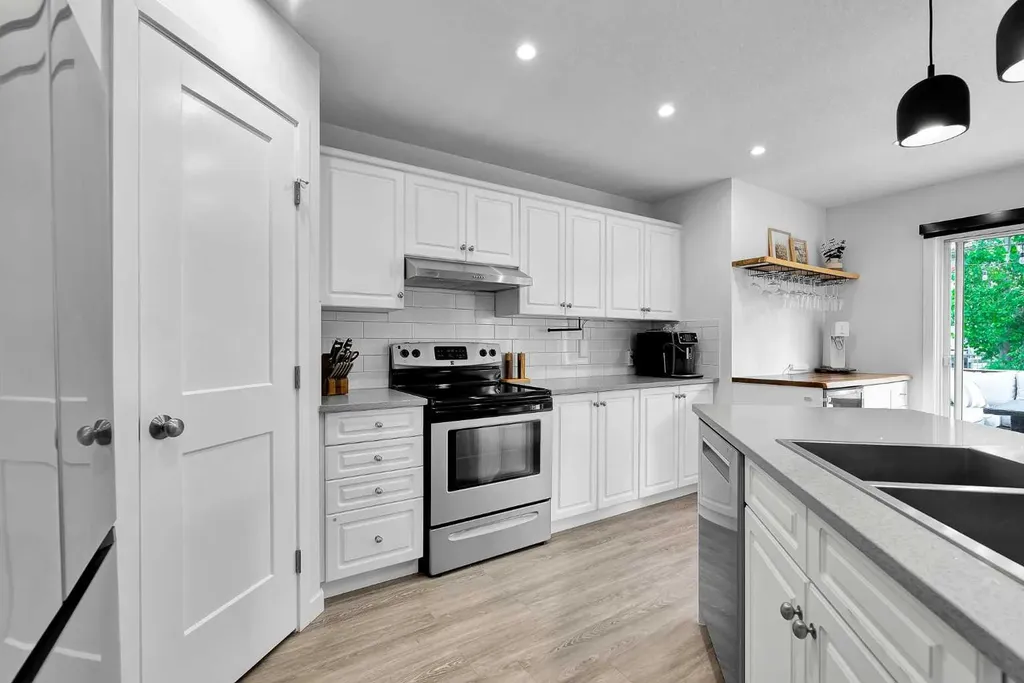 272 Douglas Glen Boulevard SE Calgary AB T2Z 3M8