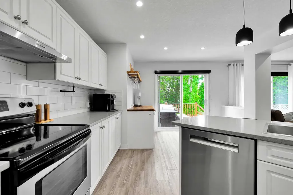 272 Douglas Glen Boulevard SE Calgary AB T2Z 3M8